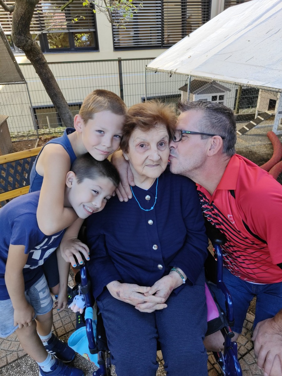 Un bacio un abbraccio dai tuoi nipotini, ciao NONNA