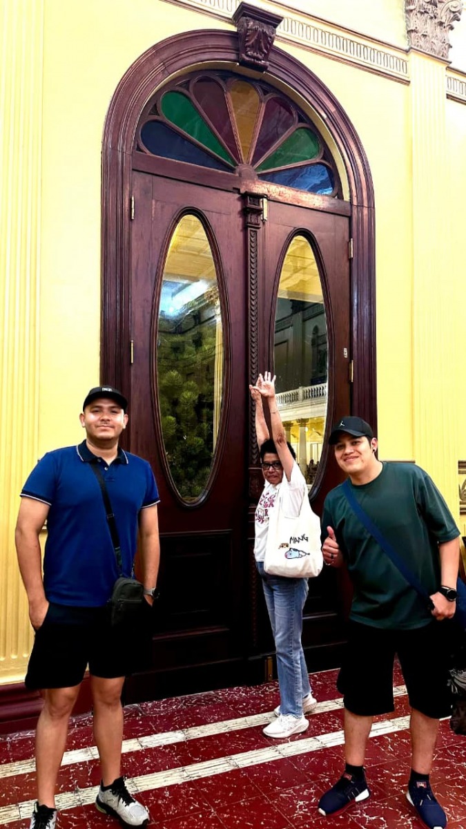 Gracias por tu amistad y por tantos buenos momentos.
